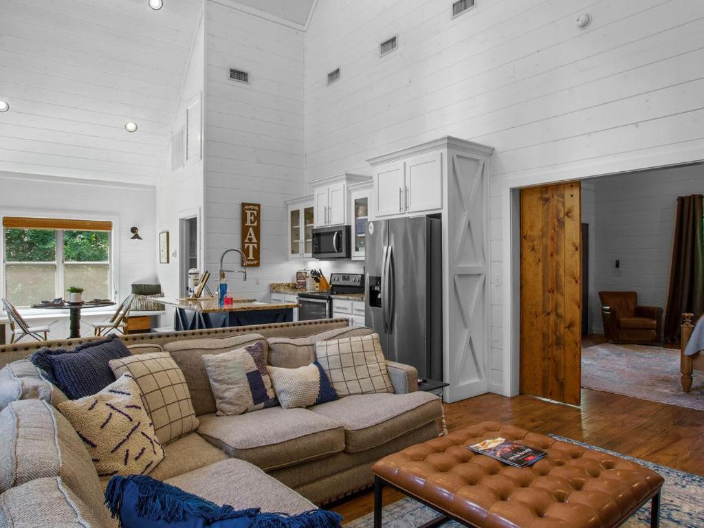 Stunning Luxury Cabin W Hot Tub And Fire Pit Holy Shiplap Is Perfect Romantic Couples Getaway Broken Bow Exterior foto